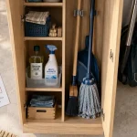 Meuble rangement balai de 30 cm avec balai, serpillière et accessoires de ménage