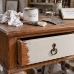 Relooker des meubles en merisier : anti-tanin avant peinture sur buffet